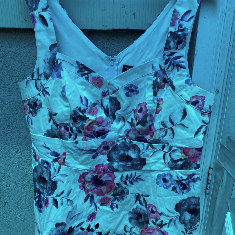 🌟Torrid Size 2 white peplum top with floral print 🌟
